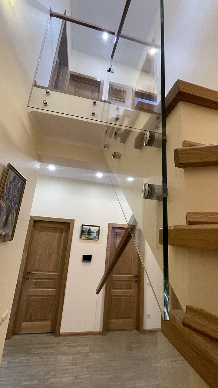 Установка лестничного ограждения из стекла